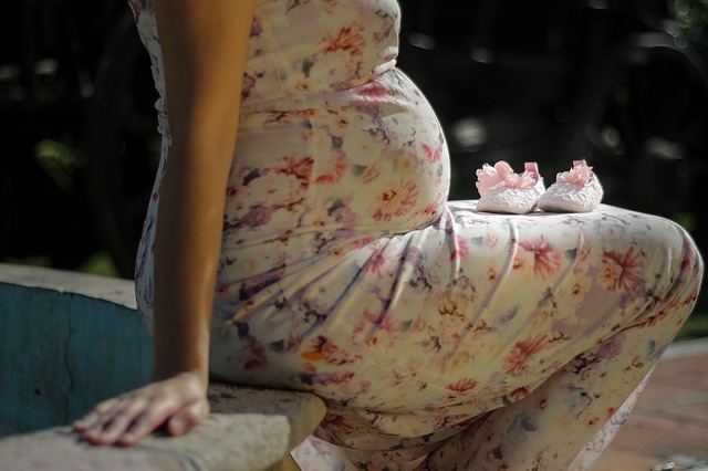 těhotná s botičkami.jpg
